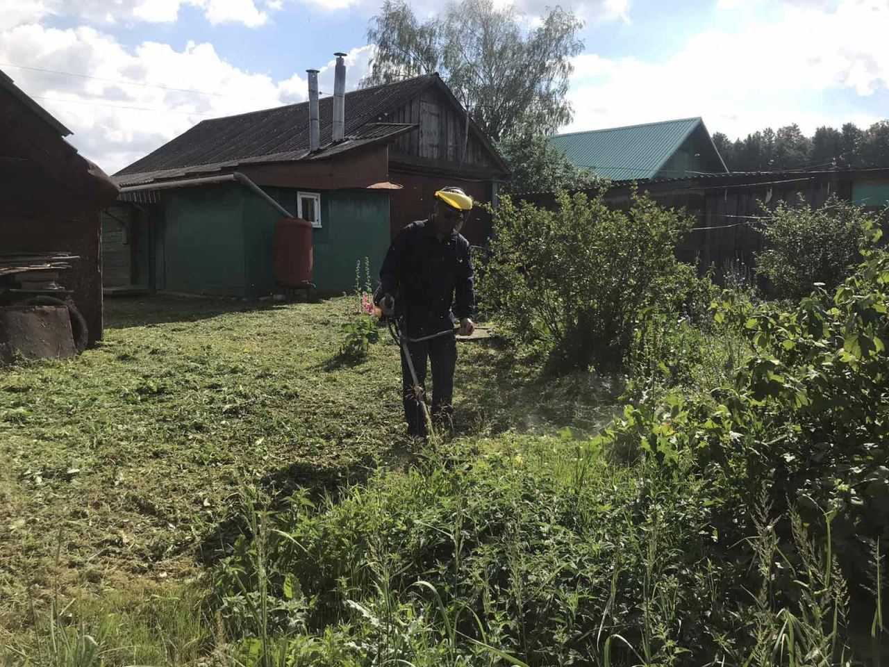 Покос травы получателю социальных услуг.