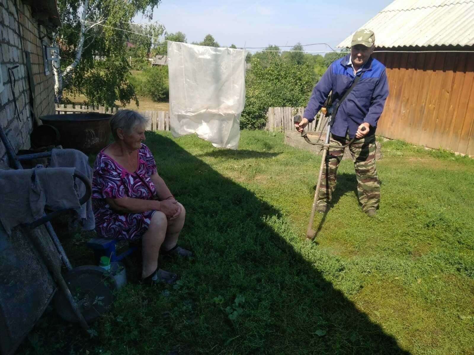 Благоустройство придомовой территории получателя социальных услуг.