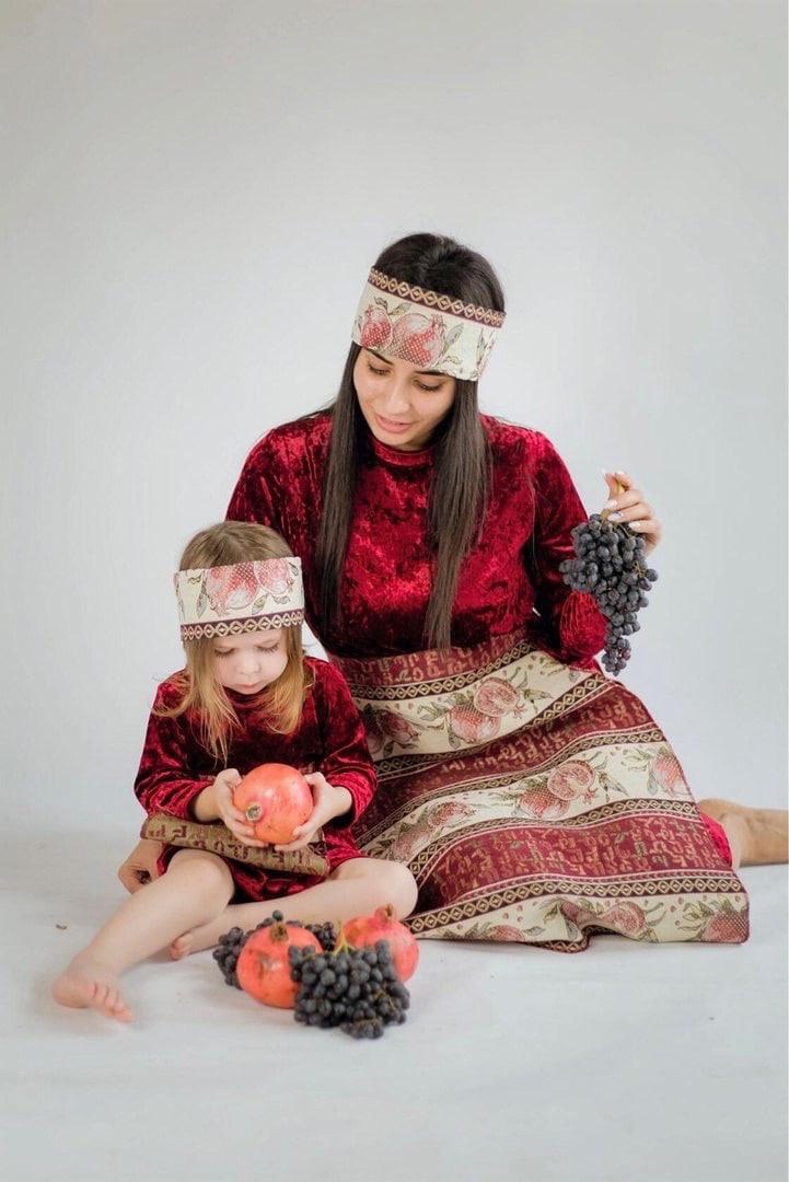 «Мама и дети в национальных костюмах»